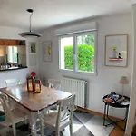 Maison Familiale De 3 Avec Jardin, Les Animaux Domestiques, Dans Un Village D'estuaire *