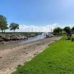 Maison Familiale De 3 Avec Jardin, Les Animaux Domestiques, Dans Un Village D'estuaire *