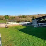 Maison Familiale De 3 Avec Jardin, Les Animaux Domestiques, Dans Un Village D'estuaire