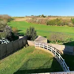 Maison Familiale De 3 Avec Jardin, Les Animaux Domestiques, Dans Un Village D'estuaire *
