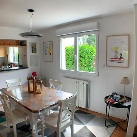 Maison Familiale De 3 Avec Jardin, Les Animaux Domestiques, Dans Un Village D'estuaire *