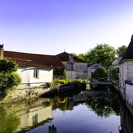 Maison Familiale De 3 Avec Jardin, Les Animaux Domestiques, Dans Un Village D'estuaire *