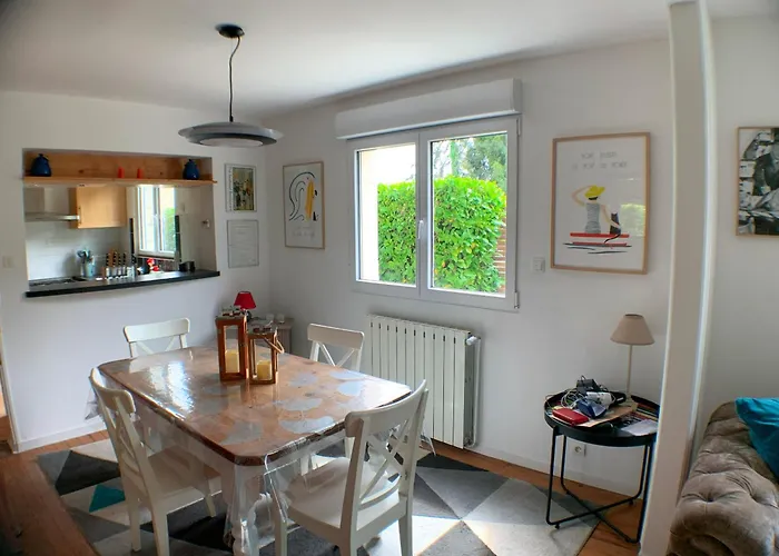 Maison Familiale De 3 Avec Jardin, Les Animaux Domestiques, Dans Un Village D'estuaire *