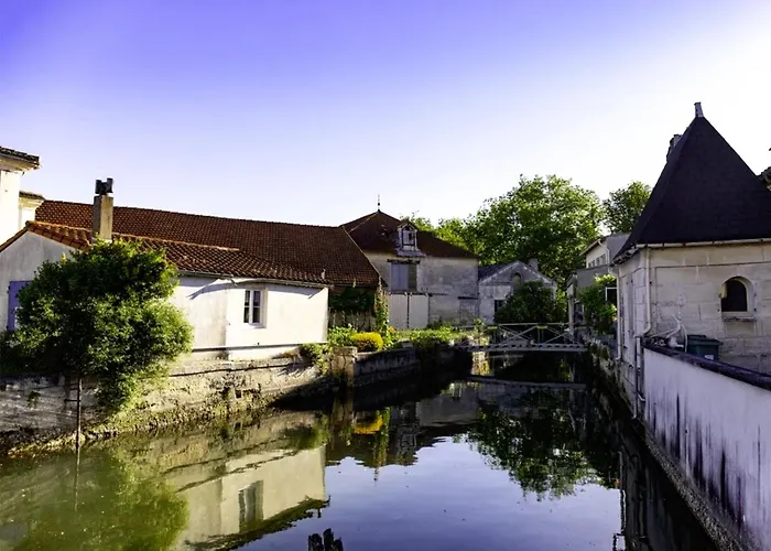 Maison Familiale De 3 Avec Jardin, Les Animaux Domestiques, Dans Un Village D'estuaire *