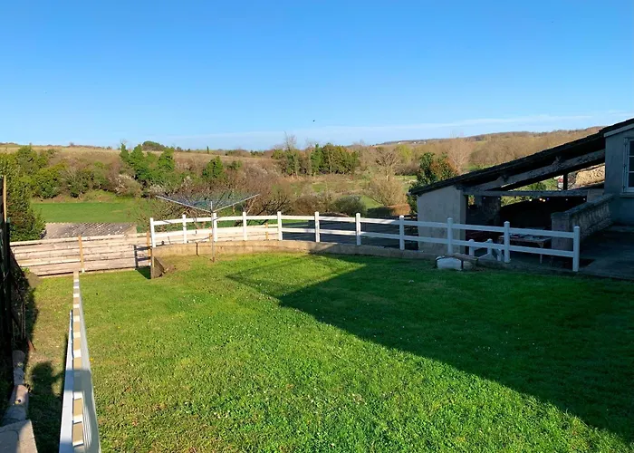 Maison Familiale De 3 Avec Jardin, Les Animaux Domestiques, Dans Un Village D'estuaire